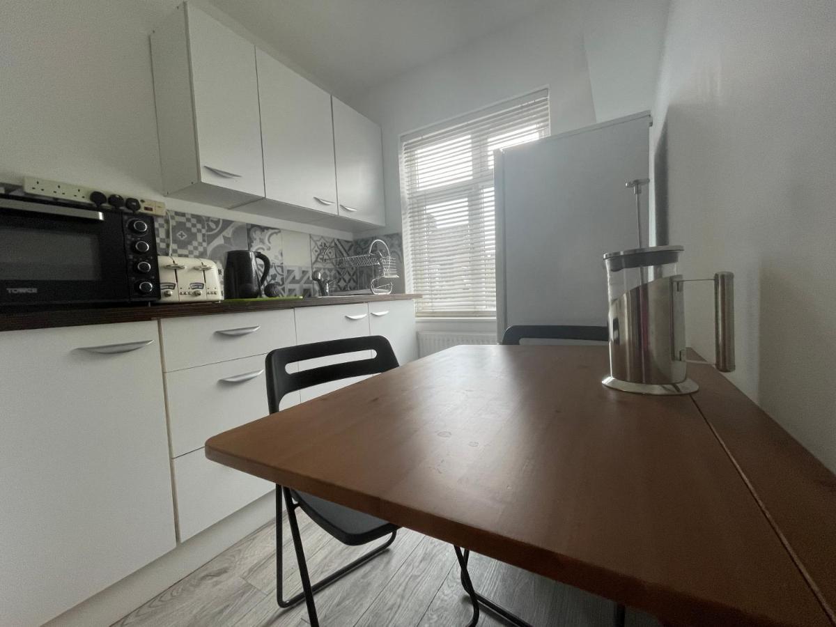 Отель Entire House Floor Perfect For Couples & Freelancers - Available For Single Too Лондон Экстерьер фото