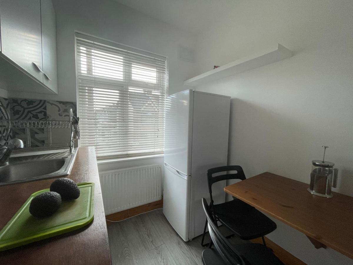 Отель Entire House Floor Perfect For Couples & Freelancers - Available For Single Too Лондон Экстерьер фото