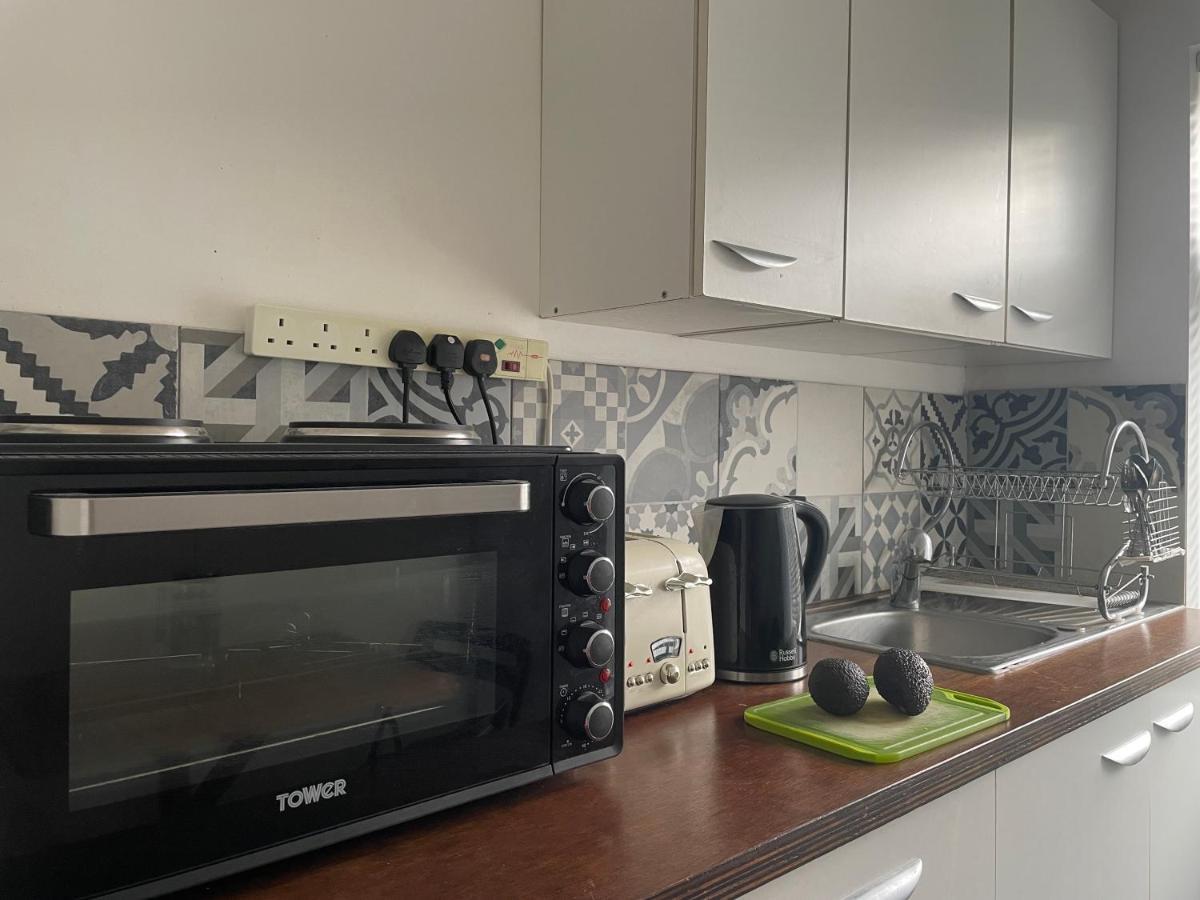 Отель Entire House Floor Perfect For Couples & Freelancers - Available For Single Too Лондон Экстерьер фото