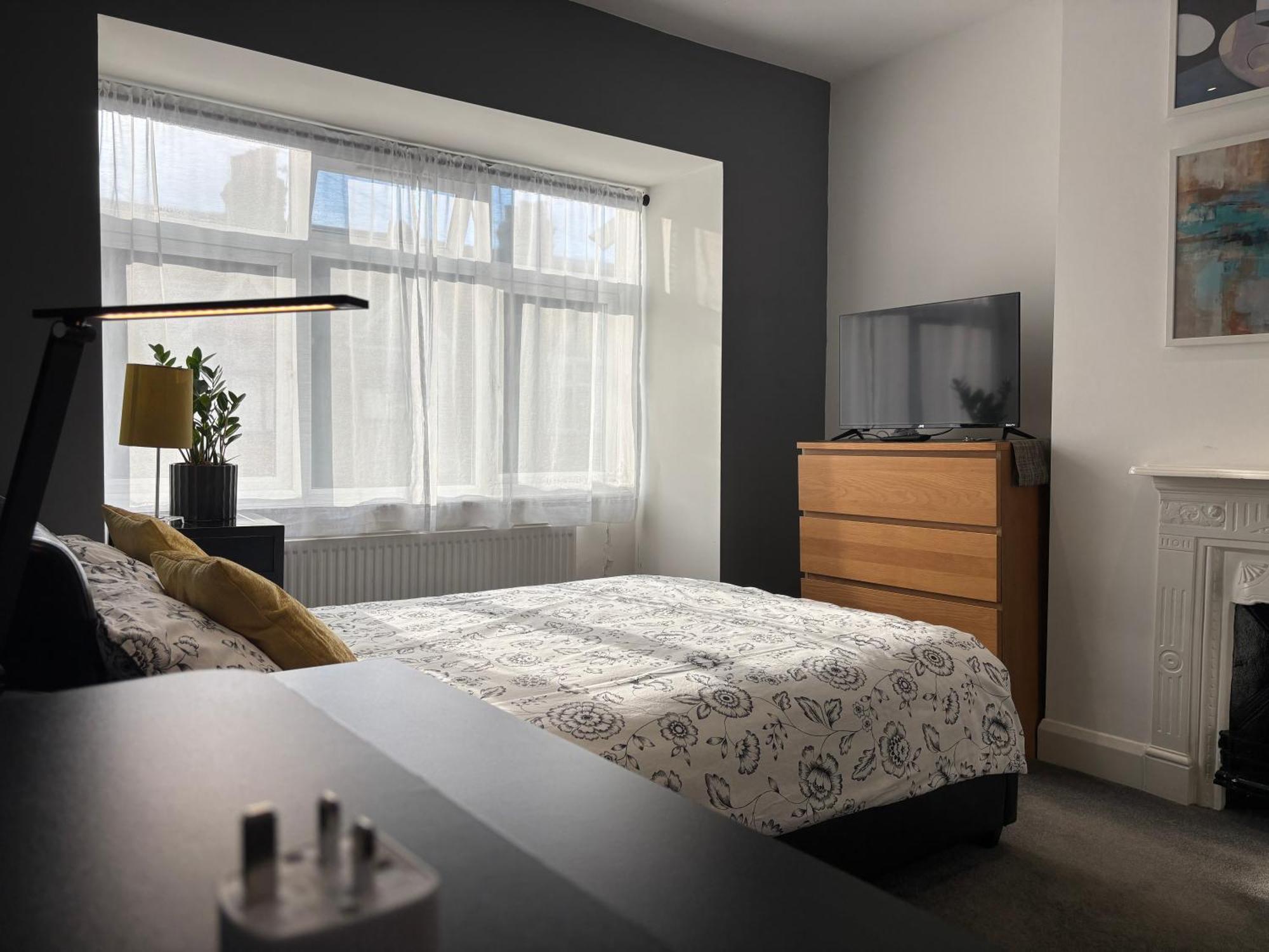 Отель Entire House Floor Perfect For Couples & Freelancers - Available For Single Too Лондон Экстерьер фото